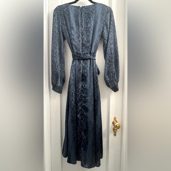BCBGMAXAZRIA Snake Print Satin Blouse Dress Blue and Black size XXS - Picture 4 of 8